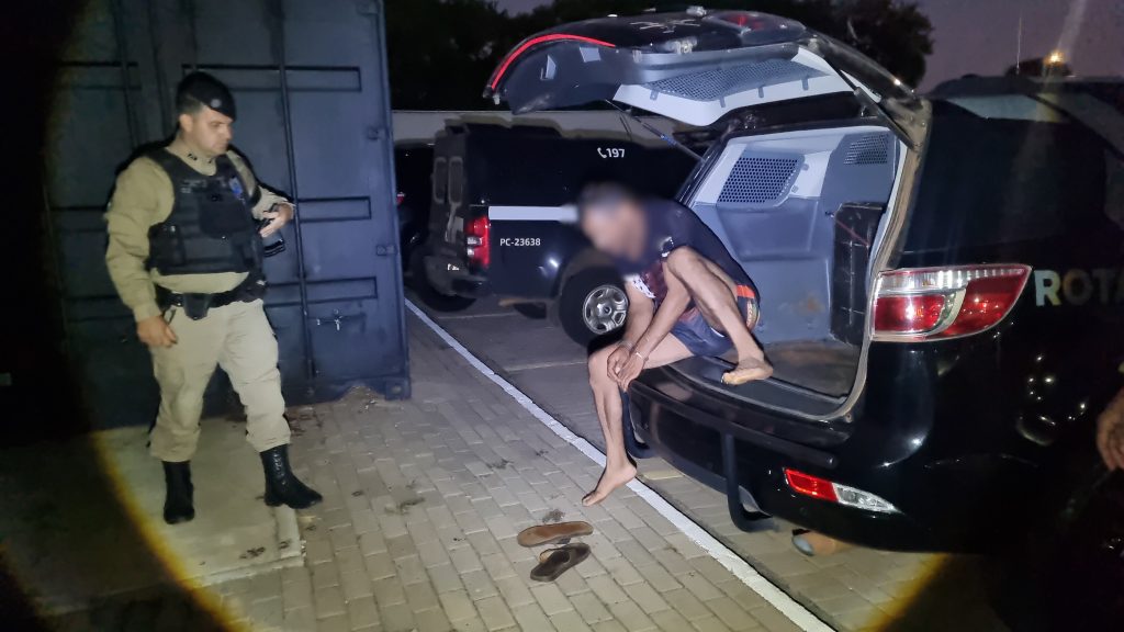 Homem preso com espingarda e revólver é encaminhado à Delegacia de Polícia Civil de Cascavel