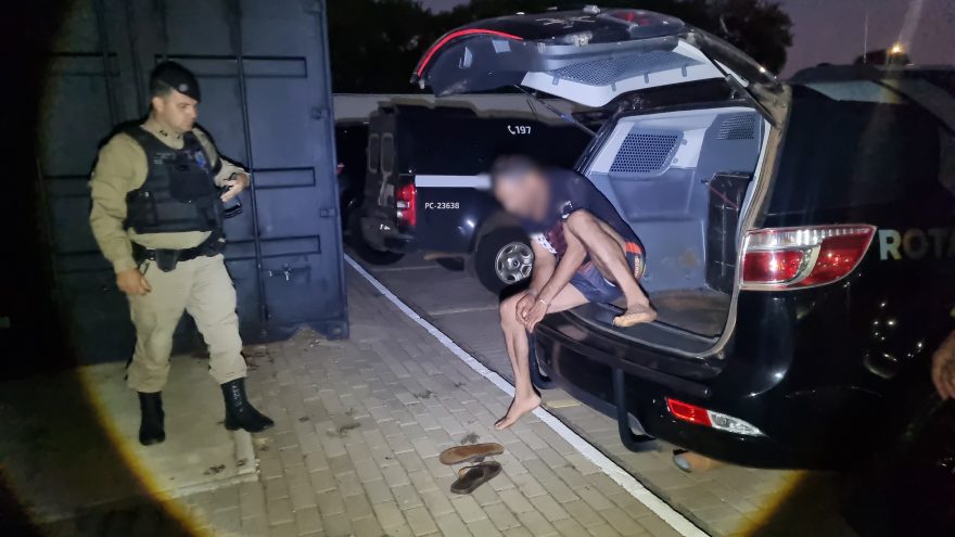 Homem preso com espingarda e revólver é encaminhado à Delegacia de Polícia Civil de Cascavel