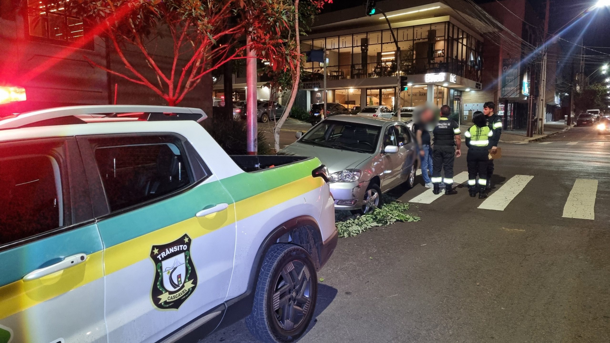 Motorista embriagado invade contramão, bate em BMW e termina na delegacia Motorista embriagado invade contramão, bate em BMW e termina na delegacia