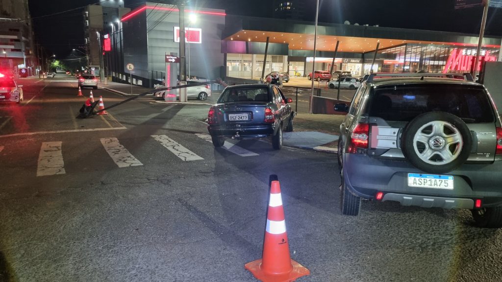 Acidente caótico entre dois carros derruba semáforo e terceiro veículo é atingido por sinaleiro em Cascavel
