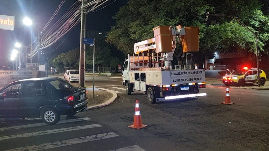 Transitar já trabalha para reparar semáforo destruído em acidente na frente da Prefeitura