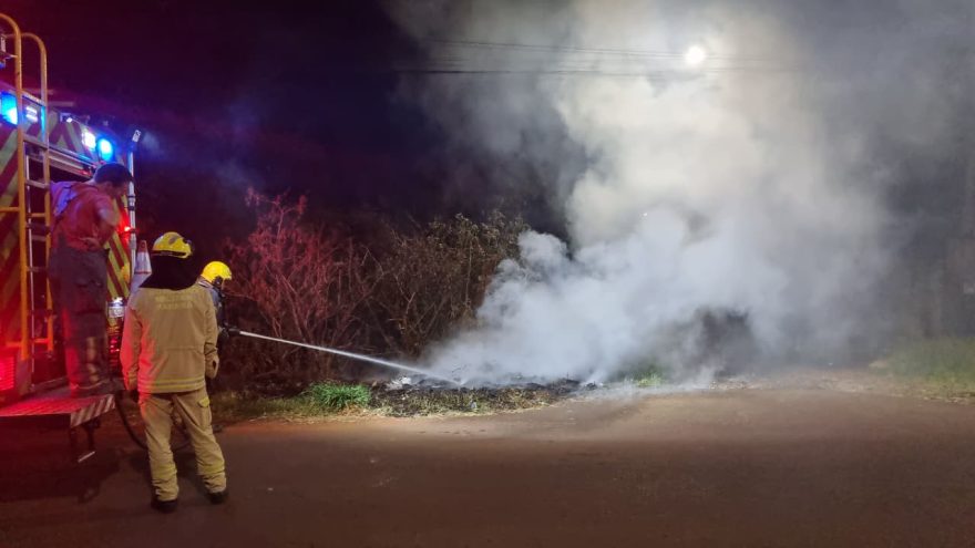 Incêndio em vegetação mobiliza Bombeiros no bairro Santa Cruz, em Cascavel