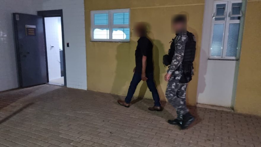 Motorista tenta fugir da polícia com 8 pessoas dentro de carro no Santa Cruz