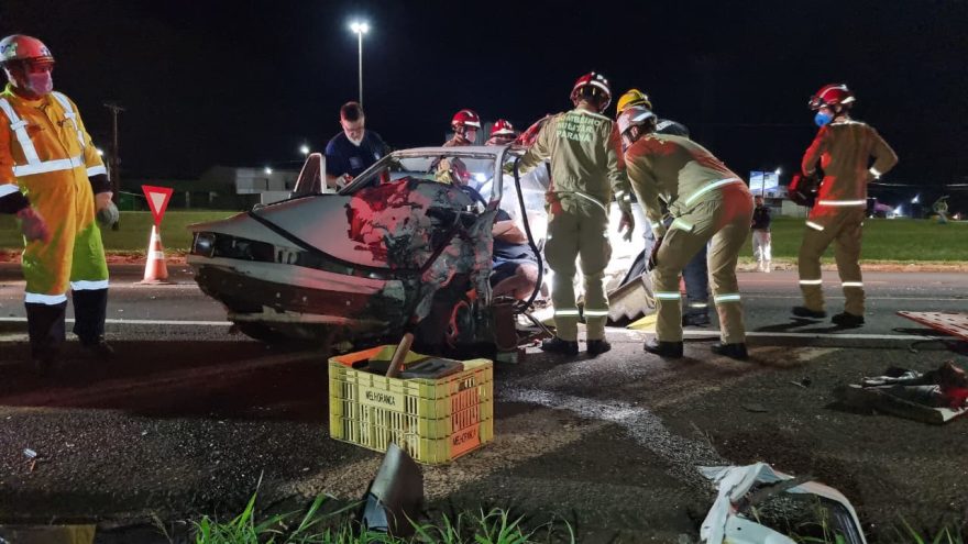 Colisão frontal na BR-277 deixa jovem preso nas ferragens no trevo do Guarujá, em Cascavel