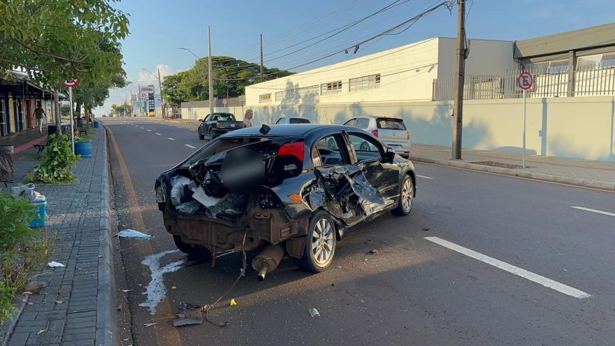 Forte colisão deixa veículos destruídos na Avenida Carlos Gomes