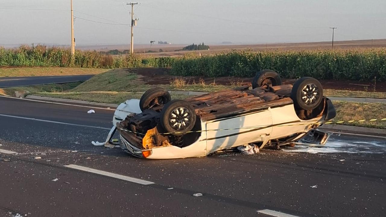 Uma pessoa morre e duas ficam gravemente feridas em capotamento ocorrido nesta madrugada Uma pessoa morre e duas ficam gravemente feridas em capotamento ocorrido nesta madrugada