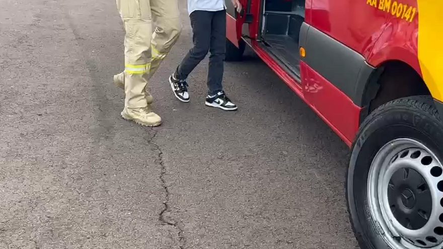 Menino fica ferido ao sofrer queda de 1 metro de altura na Rua Pedro Ivo