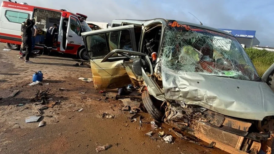Grave acidente entre van e carro deixa três mortos e 15 feridos na BR-354 em Minas Gerais