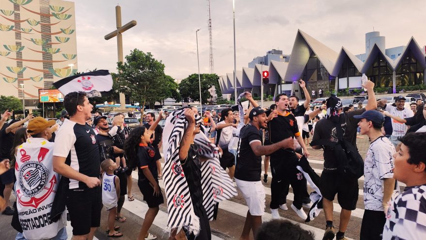 Fiel transforma o Calçadão de Cascavel em palco de festa após título do Corinthians