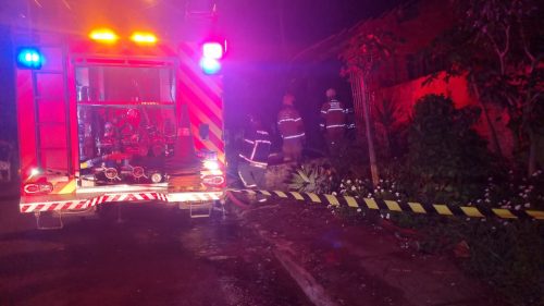 Casa invadida por moradores de rua pega fogo no bairro Tarumã, em Cascavel Imagem referente a Casa invadida por moradores de rua pega fogo no bairro Tarumã, em Cascavel