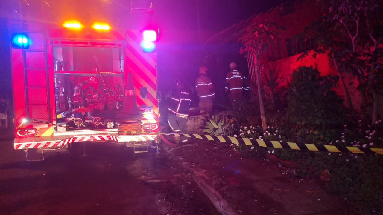 Casa invadida por moradores de rua pega fogo no bairro Tarumã, em Cascavel