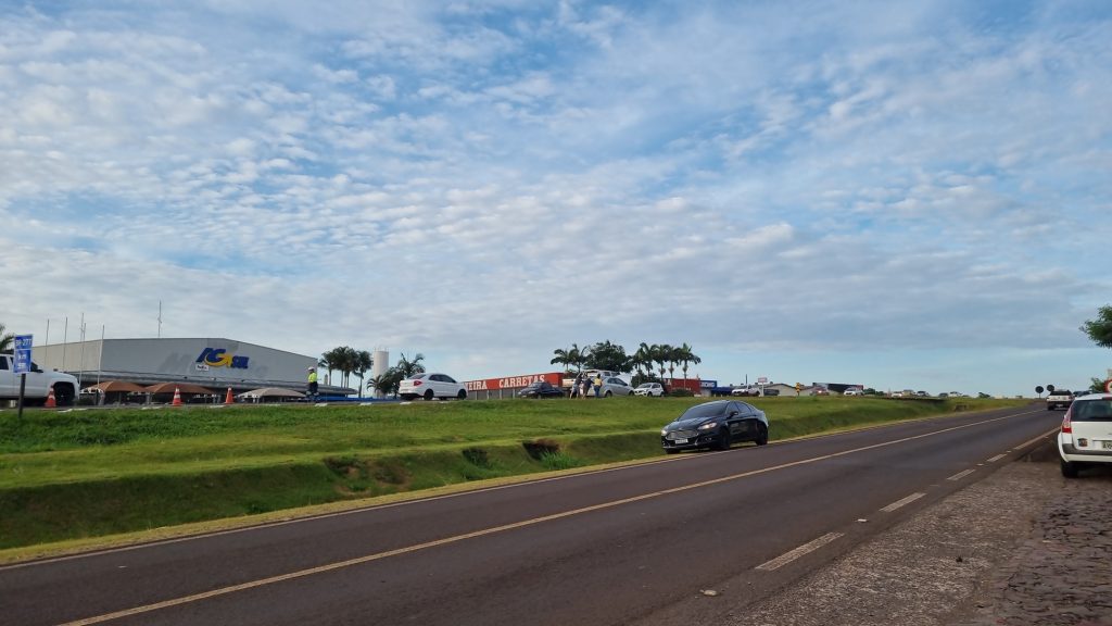 Carro apresenta problema mecânico e deixa trânsito lento na BR-277