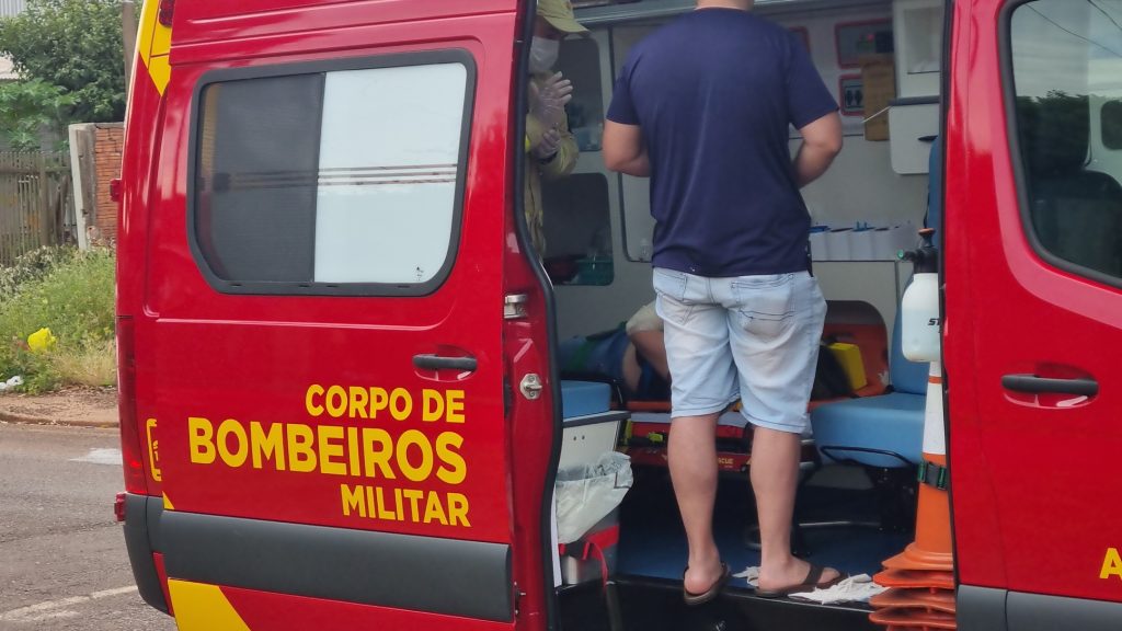 Mulher tem lesão grave no braço após acidente no Bairro Santa Cruz