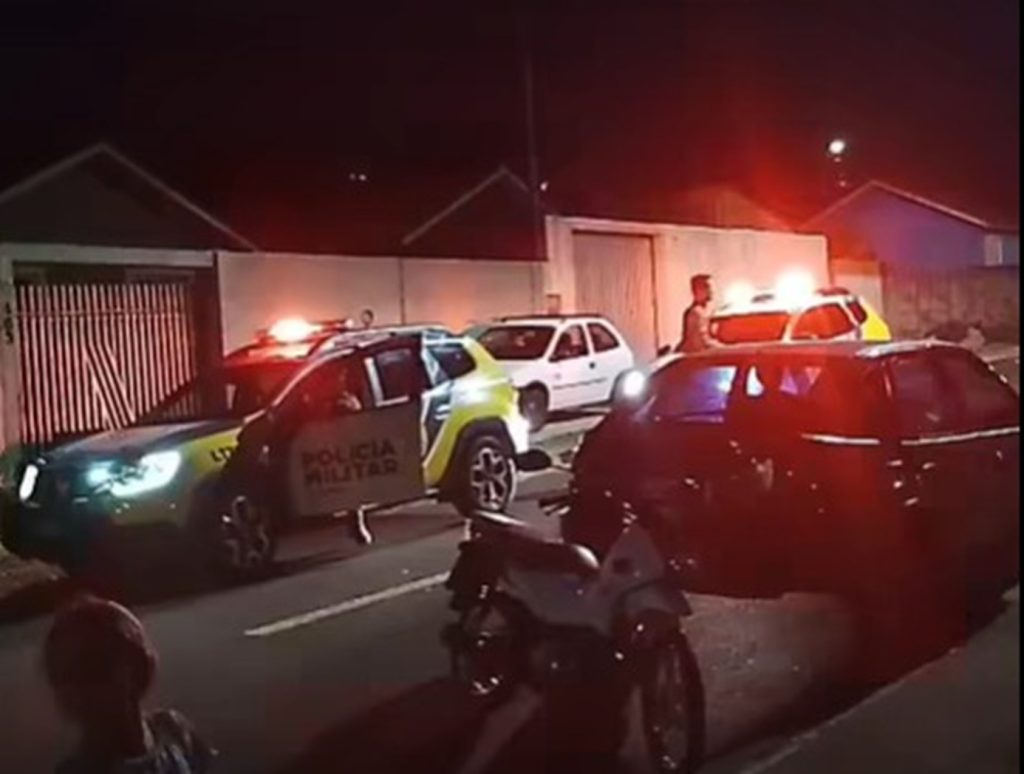 Mulher grávida é baleada na cabeça durante confusão na rua e quatro pessoas são detidas