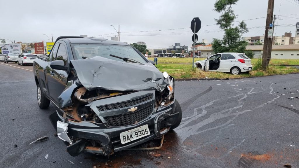Forte colisão entre Montana e Ford Ka é registrada na Rua Flamboyant