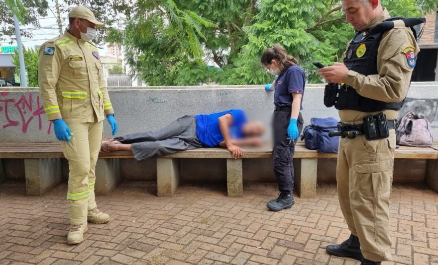 Idoso tenta usar banheiro na Praça Wilson Joffre e é agredido por moradores de rua