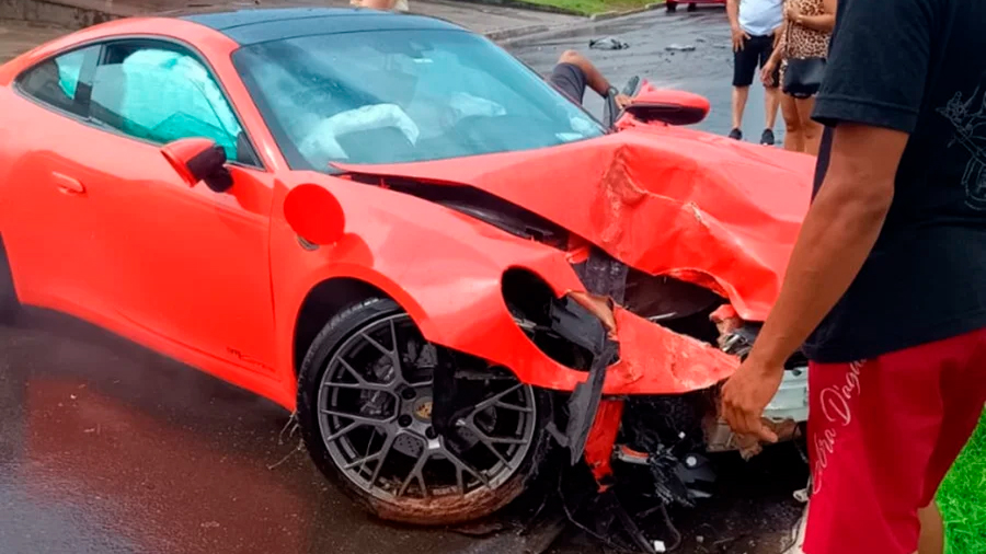 Porsche fica destruído após motorista perder controle e bater em poste