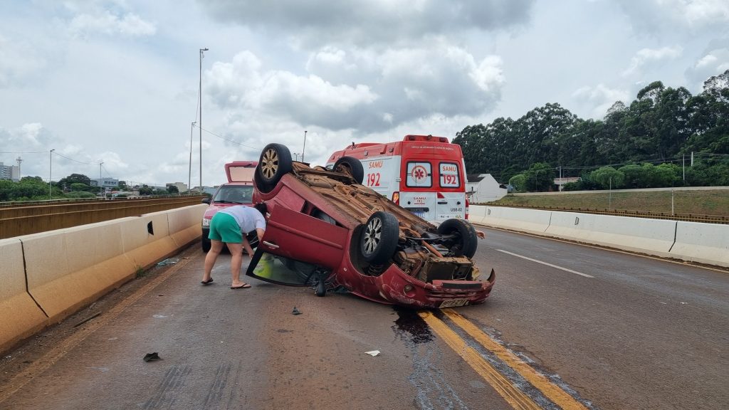 Carro capota em cima do viaduto da Avenida Olindo Periolo, em Cascavel
