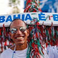 Imagem referente a Multidão lota Rio Vermelho, em Salvador, para celebrar Iemanjá