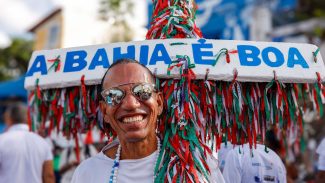 Multidão lota Rio Vermelho, em Salvador, para celebrar Iemanjá