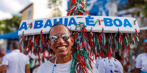 Multidão lota Rio Vermelho, em Salvador, para celebrar Iemanjá