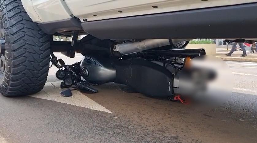 Moto para embaixo de RAM em acidente na Avenida Brasil