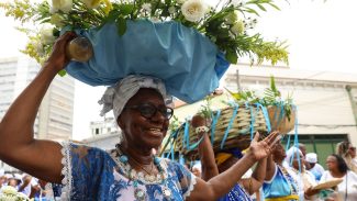 Devotos presenteiam Iemanjá em série de homenagens no Rio de Janeiro