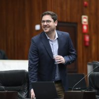 Deputado processa moradora por vídeo com críticas em rede social Imagem referente a Deputado processa moradora por vídeo com críticas em rede social