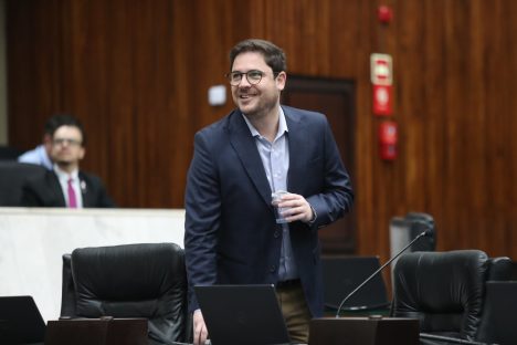 Deputado processa moradora por vídeo com críticas em rede social Deputado processa moradora por vídeo com críticas em rede social