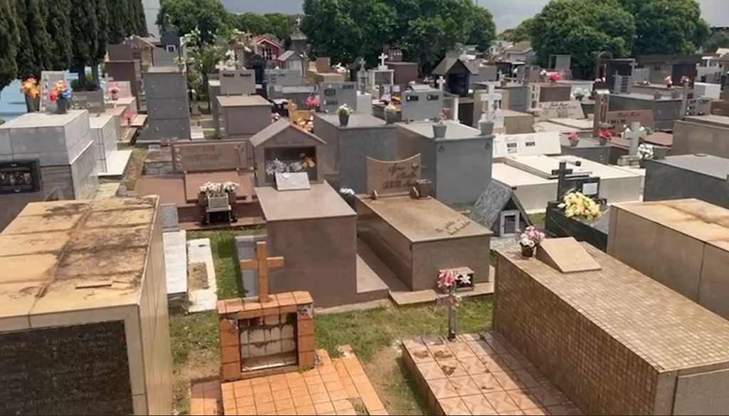 Para onde você vai quando morrer? Cemitérios estão no limite e Cascavel busca soluções para enterrar seus mortos Para onde você vai quando morrer? Cemitérios estão no limite e Cascavel busca soluções para enterrar seus mortos