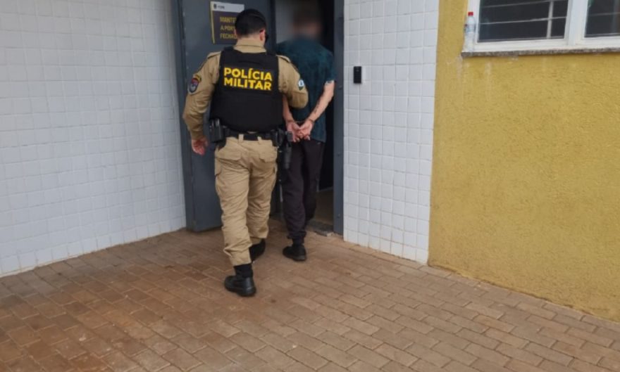 Homem é algemado e preso após agredir e puxar companheira pelos cabelos em condomínio na Carlos Gomes