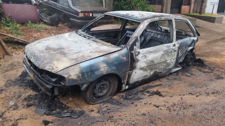 Incêndio em veículo mobiliza Corpo de Bombeiros no bairro Santa Cruz