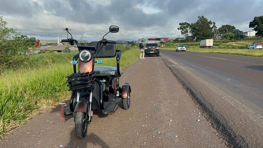 Mulher fica ferida após acidente com triciclo elétrico na BR-467, em Cascavel