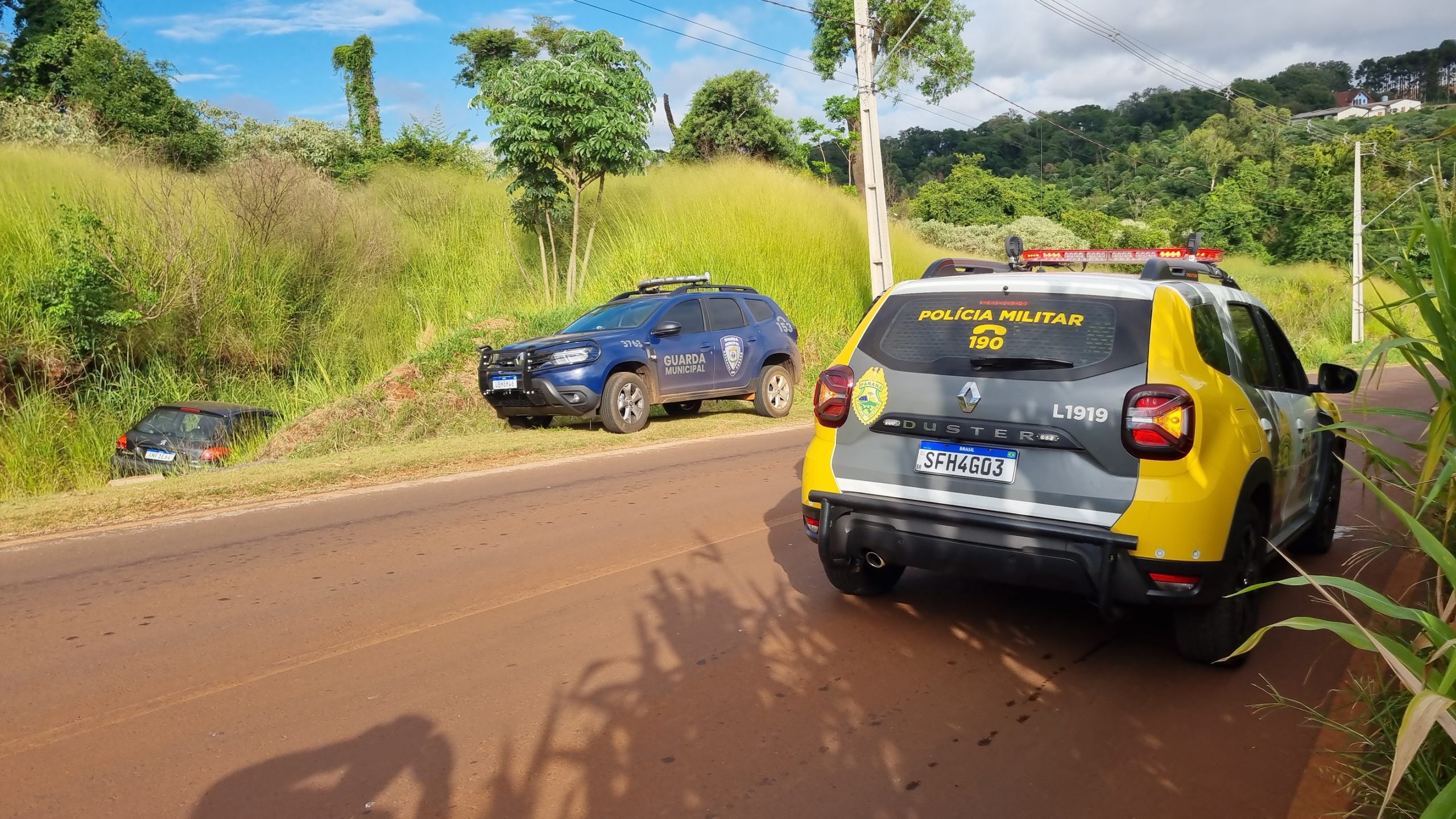 Peugeot 206 com alerta de furto é encontrado abandonado em estrada rural de Cascavel