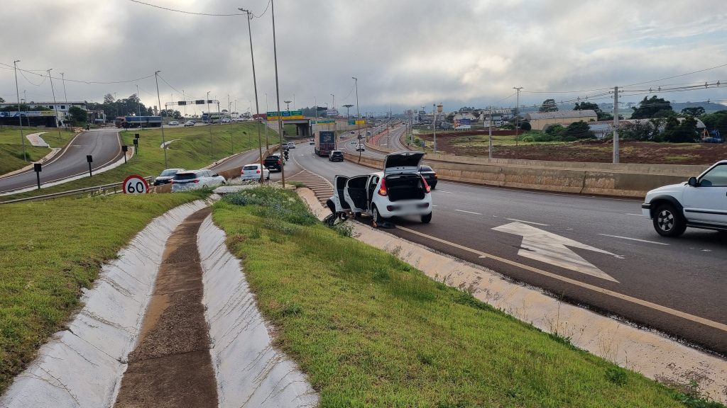 Pneu fura no meio do Trevo Cataratas e condutora tem transtornos para troca
