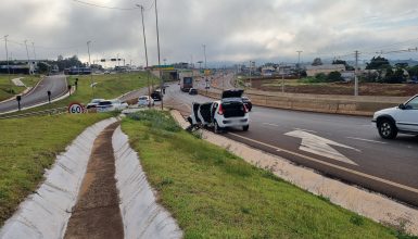 Imagem referente a Pneu fura no meio do Trevo Cataratas e condutora tem transtornos para troca