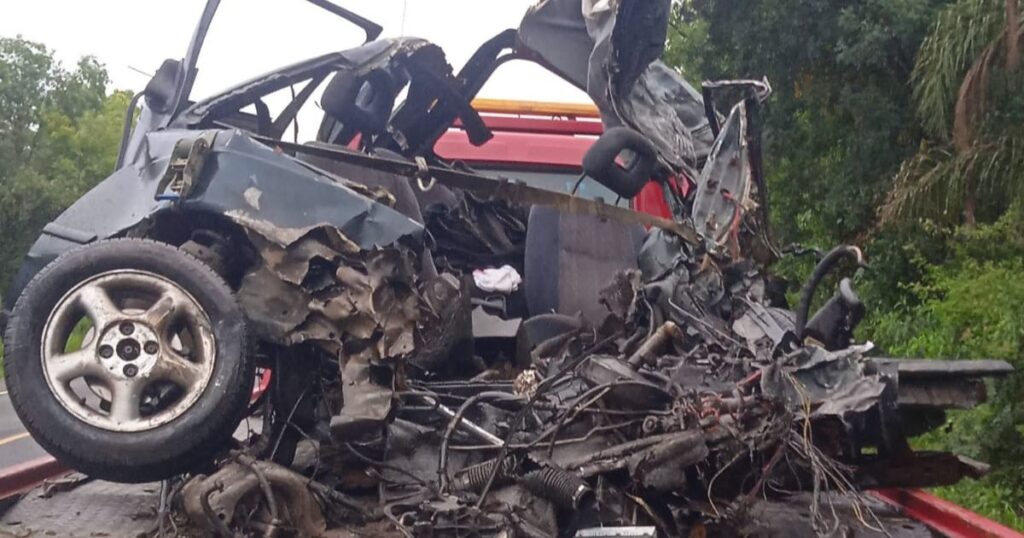 Kadett vira sucata e motorista morre em batida brutal com caminhão de batatas