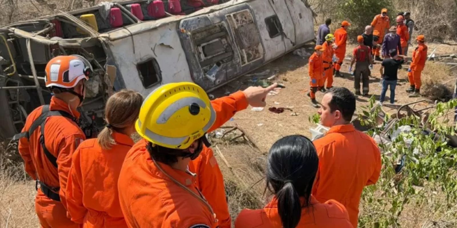 Capotamento de ônibus que levava romeiros deixa 15 mortos em Alagoas Imagem referente a Capotamento de ônibus que levava romeiros deixa 15 mortos em Alagoas