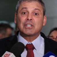 Imagem referente a Governo deve enviar projeto para acabar com escala 6x1, diz líder