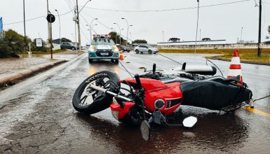 Imagem referente a Fios soltos e vento causam acidente na Rua Domiciano Theobaldo Bresolin