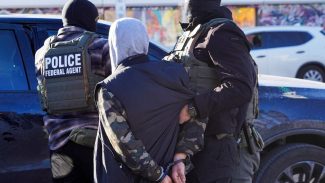 Dos imigrantes detidos nos EUA, 73% não têm antecedentes criminais