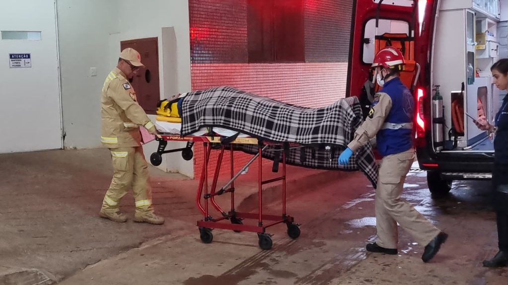 Funcionário cai dentro de rampa de lavagem de veículos e é socorrido de ambulância no Pioneiros Catarinenses Funcionário cai dentro de rampa de lavagem de veículos e é socorrido de ambulância no Pioneiros Catarinenses