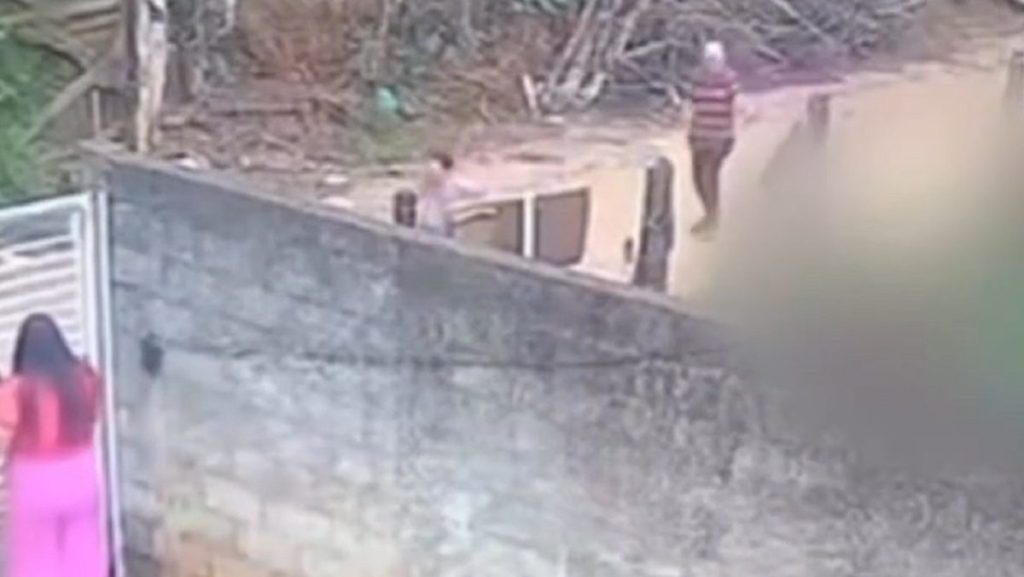 Polícia investiga se bebê de 11 meses já estaria morto antes do ataque por pit bull no quintal de casa Polícia investiga se bebê de 11 meses já estaria morto antes do ataque por pit bull no quintal de casa