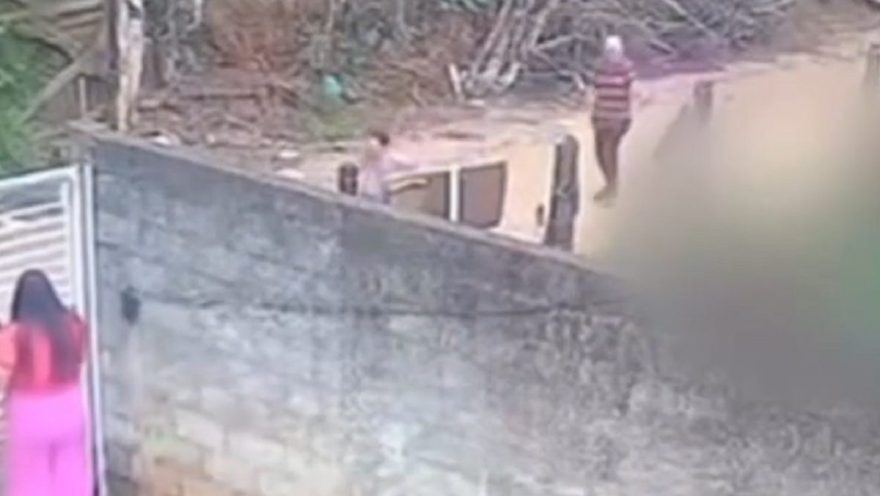 Polícia investiga se bebê de 11 meses já estaria morto antes do ataque por pit bull no quintal de casa