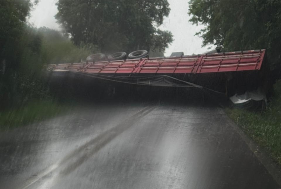 Caminhão atravessa rodovia e trava trânsito nos dois sentidos em Ramilândia