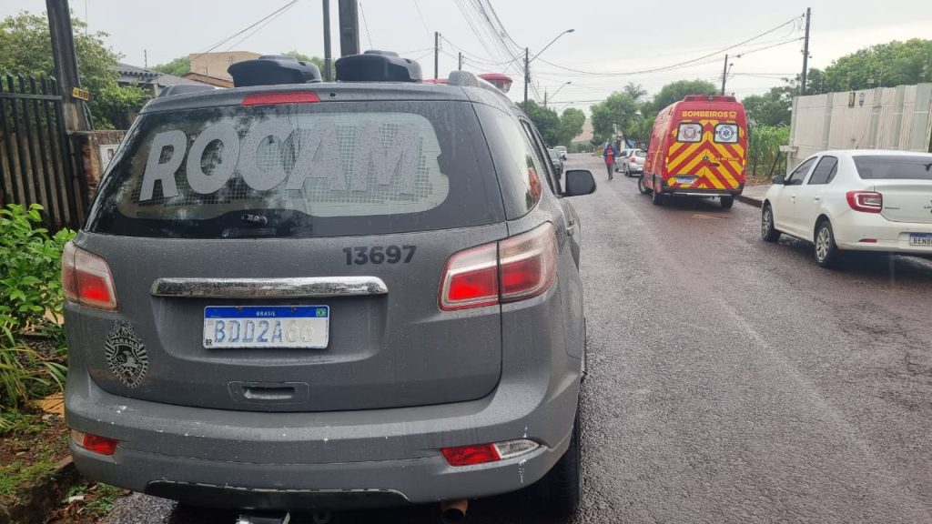 Homem surta com arma de fogo, é contido por familiares e socorrido pelas equipes da ROCAM e Siate