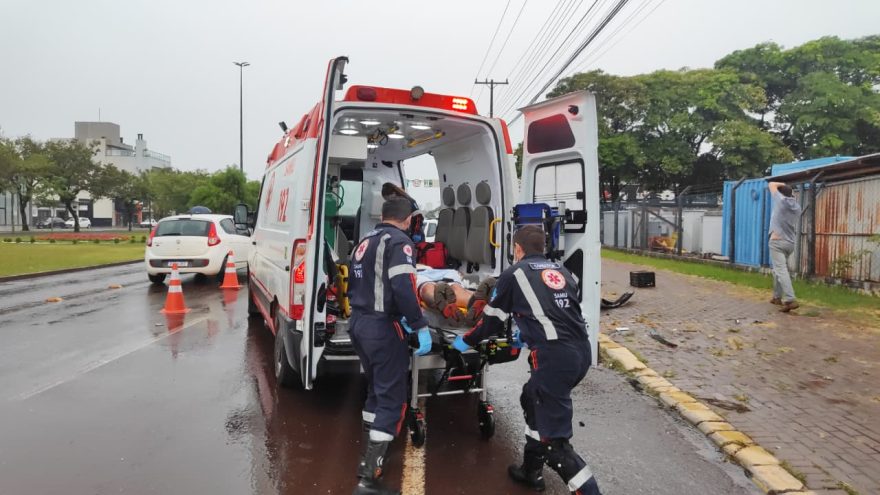 Motorista fica ferido após atingir carro estacionado na Avenida Tancredo Neves