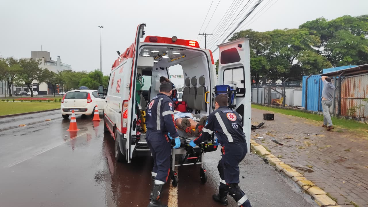 Motorista fica ferido após atingir carro estacionado na Avenida Tancredo Neves Motorista fica ferido após atingir carro estacionado na Avenida Tancredo Neves