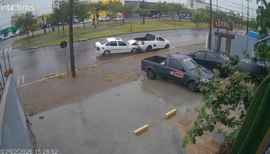 Imagem referente a Vídeo mostra carro já danificado batendo em veículo estacionado; ambulância do SAMU passava no local