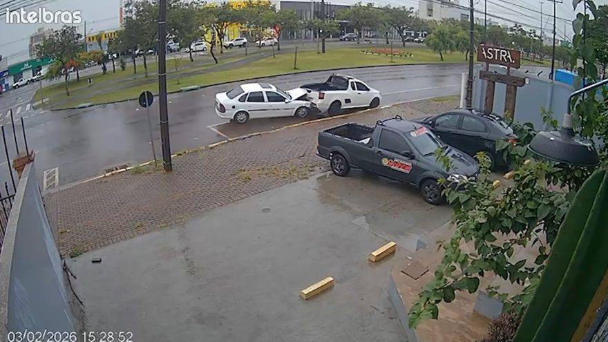 Vídeo mostra carro já danificado batendo em veículo estacionado; ambulância do SAMU passava no local